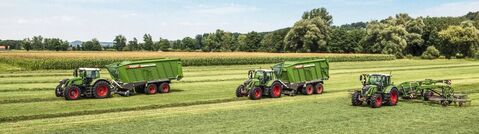 Fendt traktorer slår græs på åben mark | TBS Maskinpower