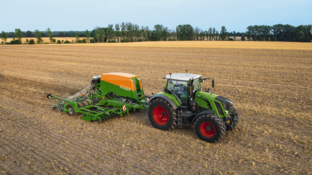 Fendt traktor 800 Vario på mark - TBS