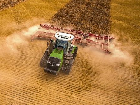 Fend traktor plov, pløjer åben mark | TBS Maskinpower
