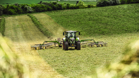 Fendt traktor 500 vario på græs mark - TBS