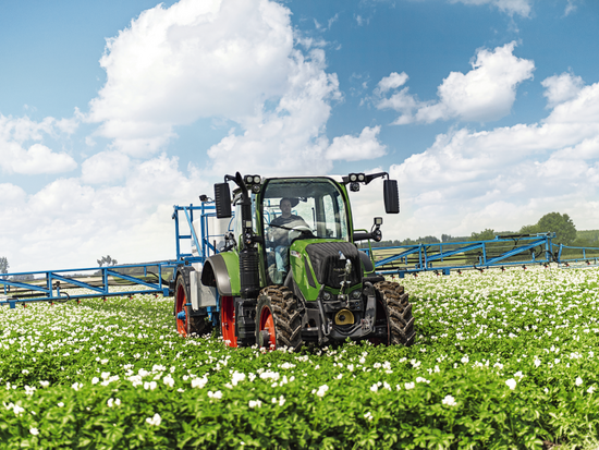 Fendt 300 Vario traktor kører på mark og sprøjter